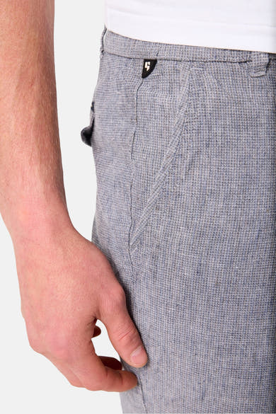 Bermuda bleu de GARCIA, motif texturé, avec une main sur le côté et vêtement blanc visible en haut.