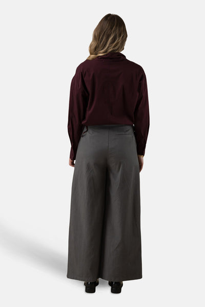Bordeaux overhemd met lange mouwen van ADORE, van achteren gezien, gedragen met een grijze broek.