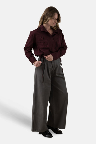 Bordeaux blouse met lange mouwen van ADORE, met klepzakken en een strikdetail in de taille.