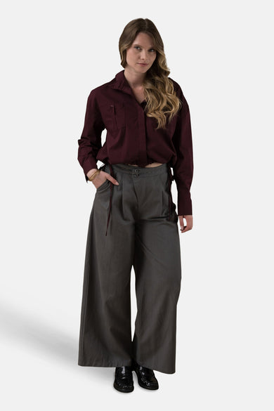 Bordeaux blouse met lange mouwen van ADORE, met borstzakken, gedragen met een grijze broek met hoge taille.