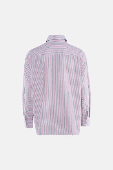 Chemise rose à rayures verticales par ADORE, vue de dos, avec manches longues et poignets boutonnés.
