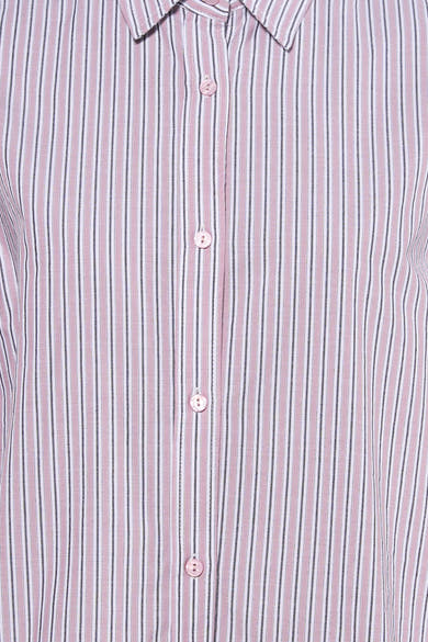 Chemise rose à rayures verticales by ADORE avec fermeture boutonnée sur le devant.