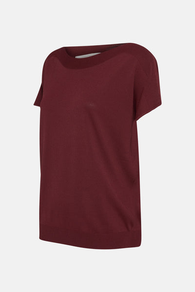 Pull à col rond rouge d'AMELIE ET AMELIE, en maille fine, présenté en vue de trois quarts.
