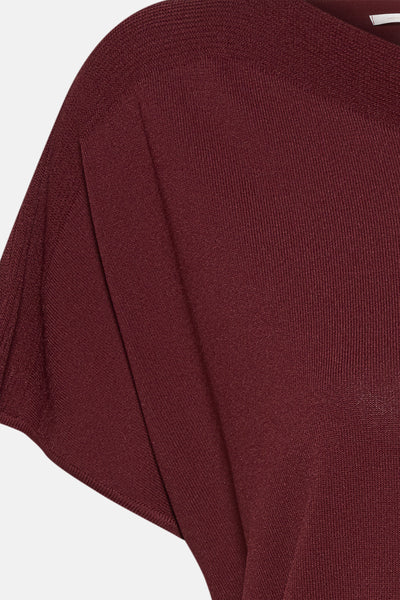 Pull rouge à col rond par AMELIE ET AMELIE, en maille texturée avec détail du bord côte.
