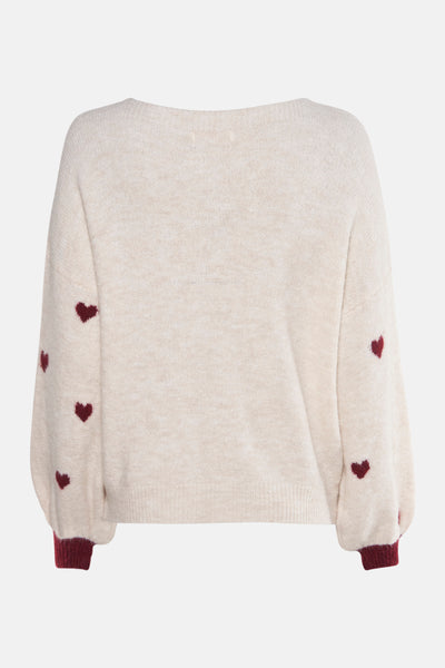 Pull à col rond en maille écrue par AMELIE ET AMELIE, avec motifs cœurs bordeaux sur les manches.