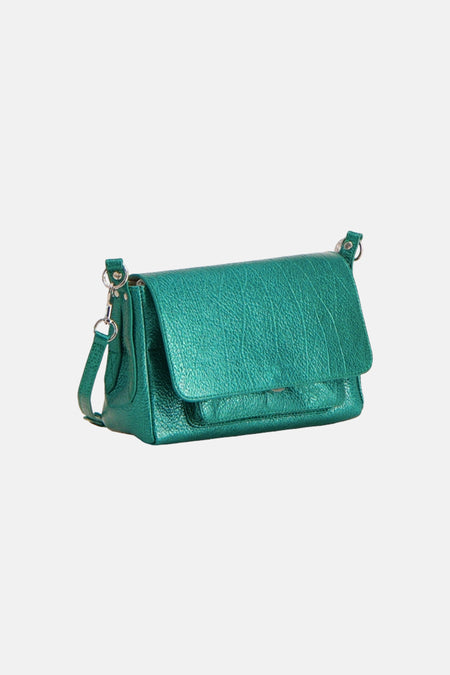 Sac à bandoulière métallisé vert émeraude de PAUL MARIUS avec rabat texturé et bandoulière réglable.