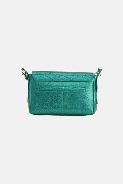 Sac à bandoulière turquoise métallique de PAUL MARIUS, vue de dos, en matière texturée avec un rabat matelassé et une poche zippée.
