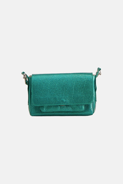 Sac à bandoulière bleu de PAUL MARIUS en cuir texturé brillant avec rabat et ferrures argentées, vue de face.