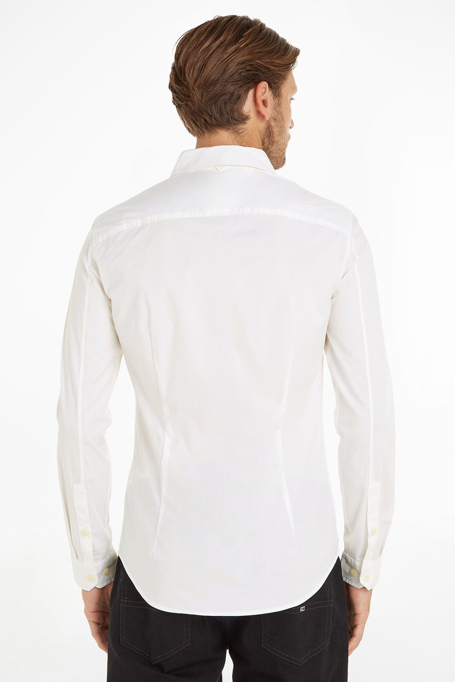 Chemise blanche à manches longues de Tommy Jeans, vue de dos, avec coupe ajustée.