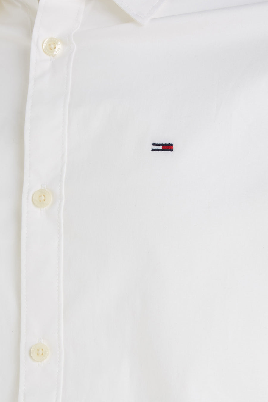 Chemise à manches longues blanche de Tommy Jeans, avec des boutons sur la patte de boutonnage.