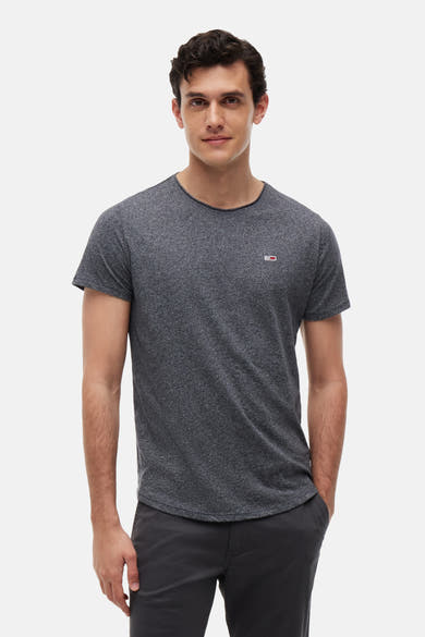 T-shirt gris chiné à manches courtes de Tommy Jeans, avec un petit logo rectangulaire sur la poitrine.