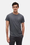 T-shirt gris chiné à manches courtes de Tommy Jeans, avec un petit logo rectangulaire sur la poitrine.