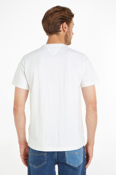 T-shirt blanc à manches courtes par Tommy Jeans, porté avec un jean bleu, vue de dos.