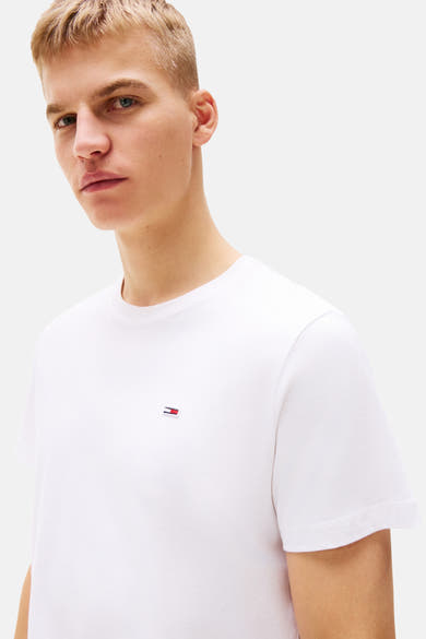 T-shirt blanc à manches courtes de TOMMY JEANS, avec le logo drapeau brodé.