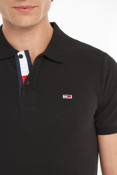 Polo noir en maille piquée de Tommy Jeans avec un empiècement rayé sur le col.