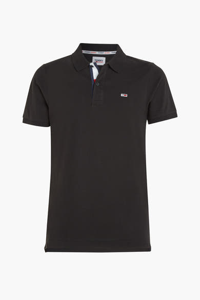 Polo noir de Tommy Jeans avec une bordure rayée bleu marine et rouge au niveau du col.