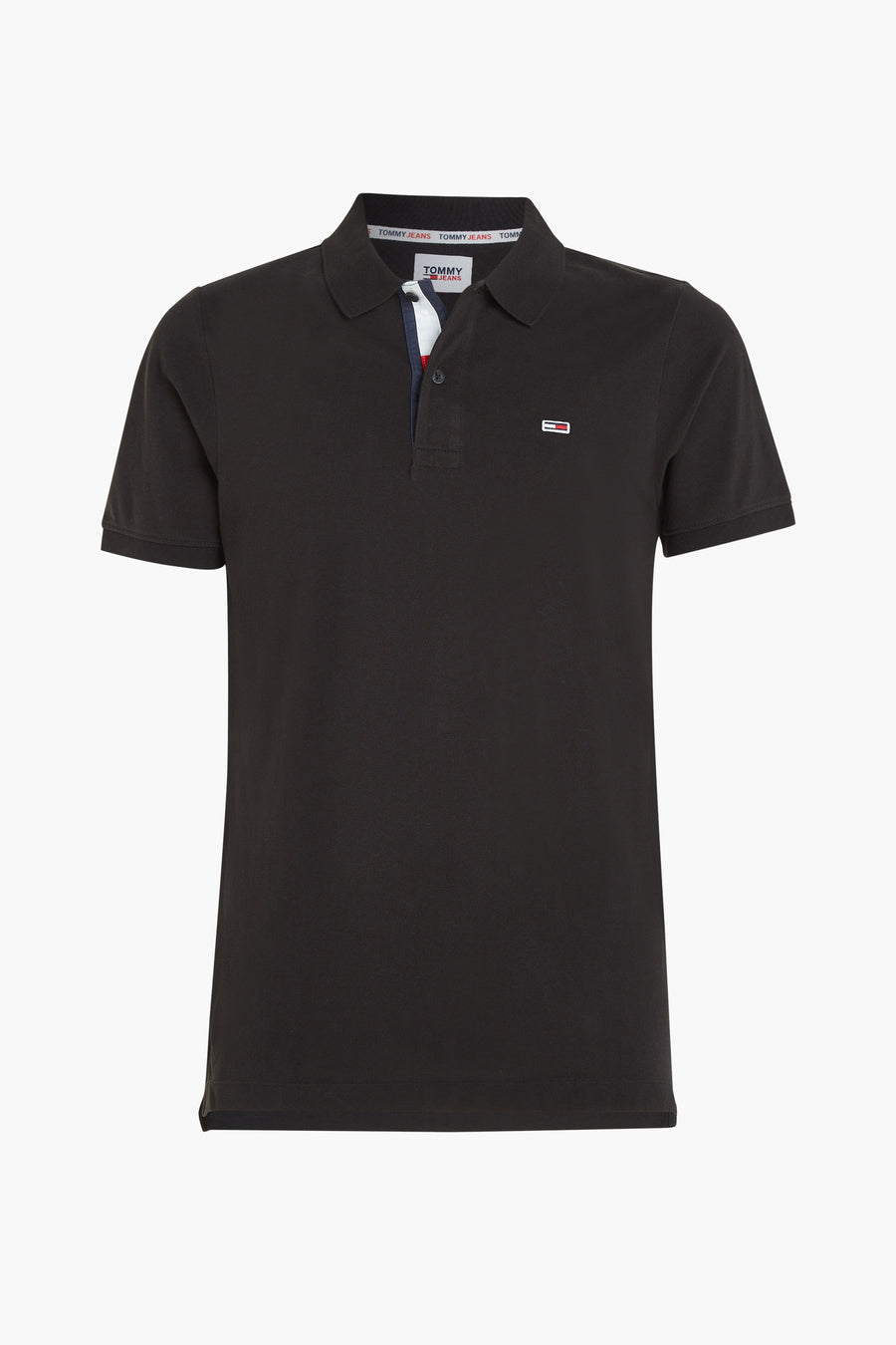 Polo noir de Tommy Jeans avec une bordure rayée bleu marine et rouge au niveau du col.