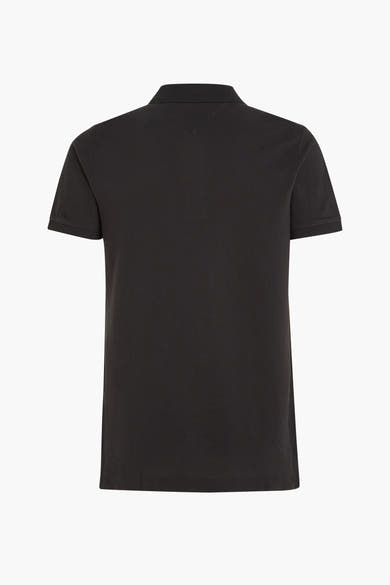 Polo noir par Tommy Jeans, avec un col classique et des manches courtes, vue de dos sur fond blanc.