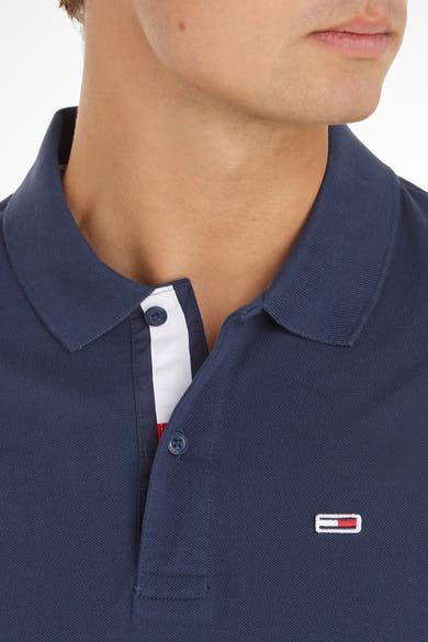 Polo bleu en maille piquée de Tommy Jeans, avec patte de boutonnage à rayures et logo brodé.
