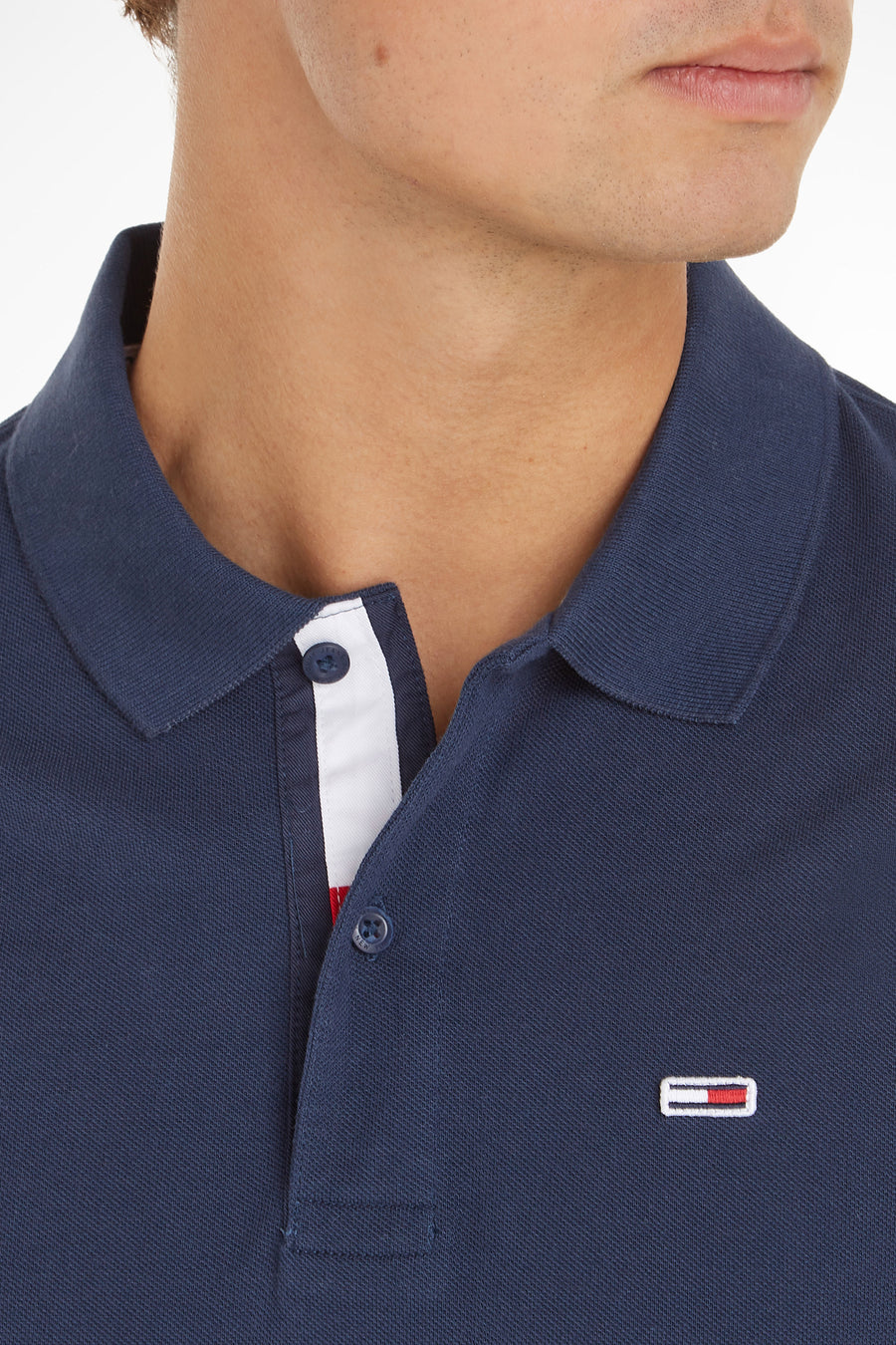 Polo bleu en maille piquée de Tommy Jeans, avec patte de boutonnage à rayures et logo brodé.