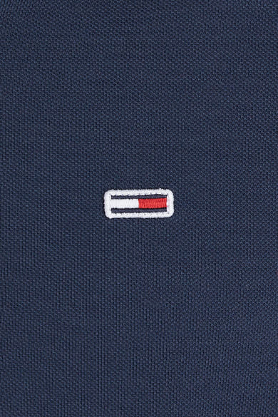 Polo bleu marine par Tommy Jeans avec un logo brodé discret sur la poitrine gauche, en maille texturée.