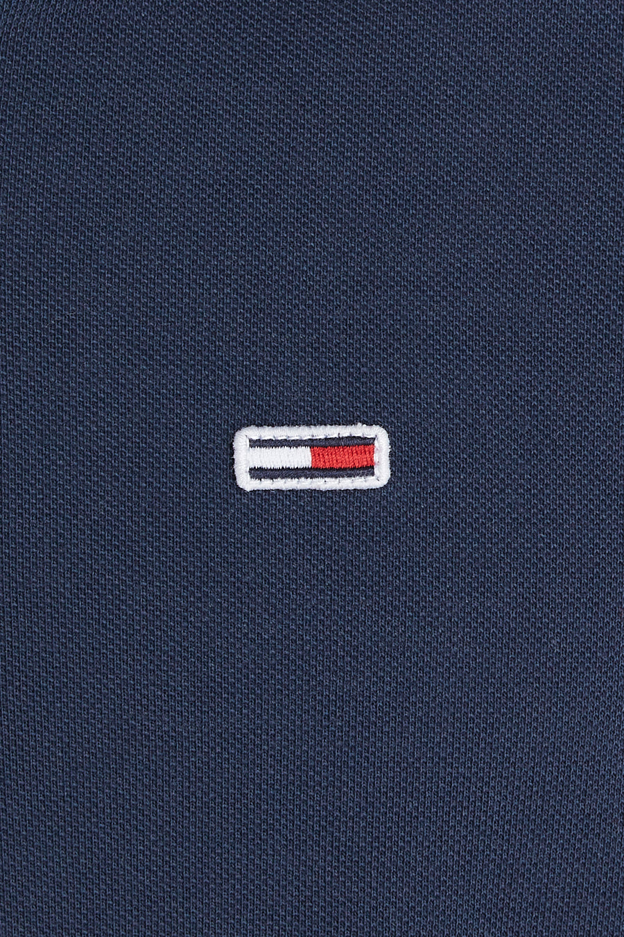 Polo bleu marine par Tommy Jeans avec un logo brodé discret sur la poitrine gauche, en maille texturée.