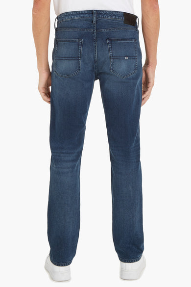 Jean droit en denim bleu foncé de TOMMY JEANS, vue arrière, avec poches et ceinture foncée.