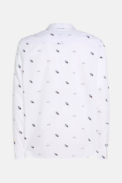 Chemise blanche à manches longues de Tommy Jeans, avec motifs de drapeaux et signature manuscrite.