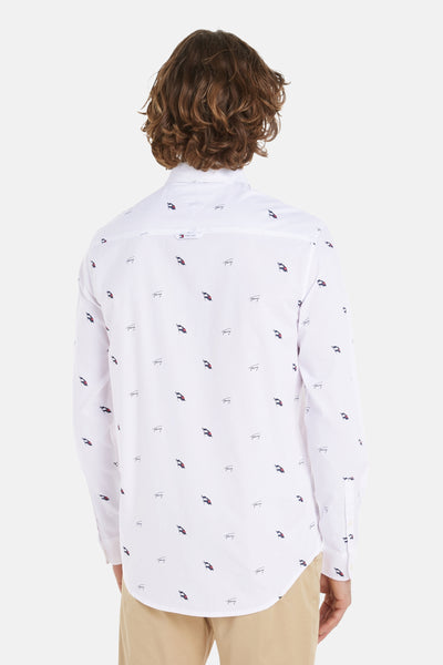 Chemise blanche à manches longues de Tommy Jeans, avec motif drapeau et logo.