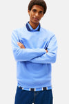 Blauwe sweater van TOMMY JEANS, met een klassieke kraag en een wijde indigo spijkerbroek.