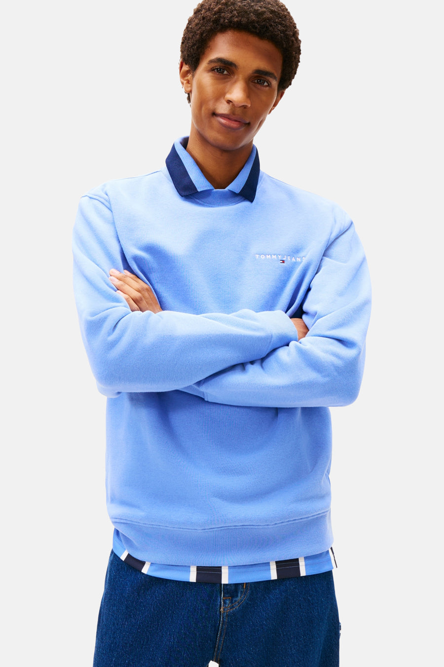 Blauwe sweater van TOMMY JEANS, met een klassieke kraag en een wijde indigo spijkerbroek.