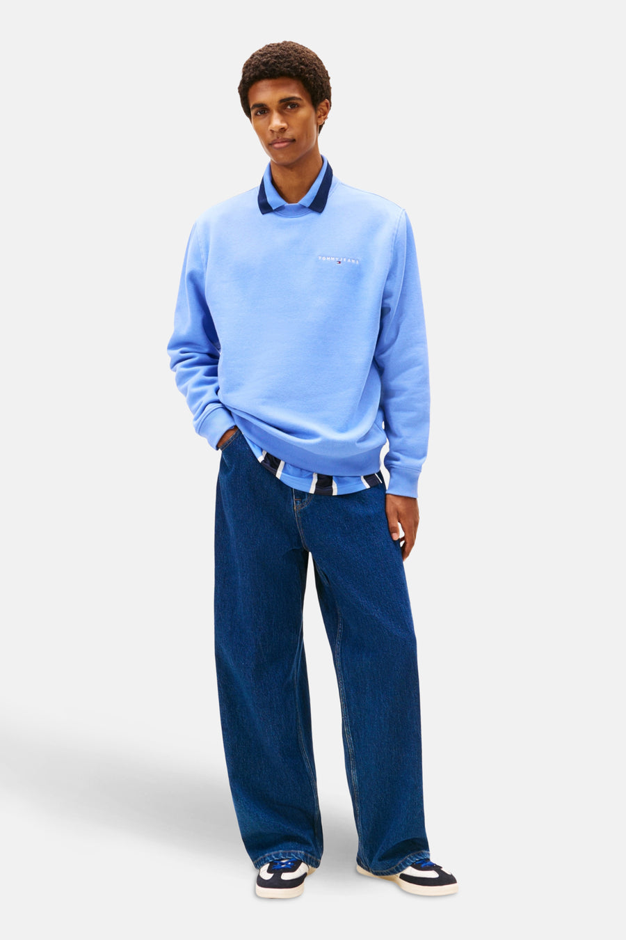 Sweat bleu par TOMMY JEANS, avec un col classique et un pantalon ample en jean indigo.
