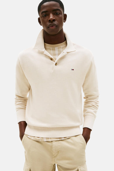 Pull beige en maille par TOMMY JEANS, avec col polo, boutonné et logo discret.