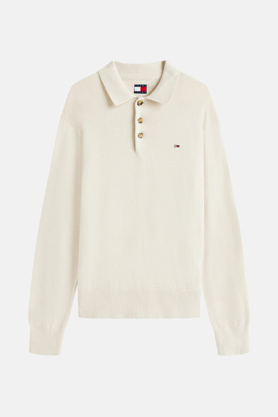 Pull beige en maille de TOMMY JEANS, avec col polo, manches longues et boutons bruns.