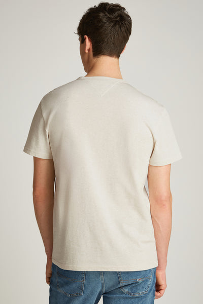Ecru T-shirt met korte mouwen van TOMMY JEANS, achterkant, gedragen met een blauwe jeans.
