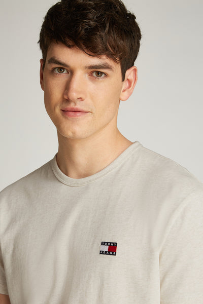 Ecru T-shirt met korte mouwen van TOMMY JEANS, met vierkant logo aan de linkerkant.