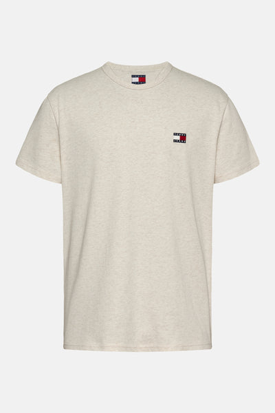 Ecru T-shirt met korte mouwen van Tommy Jeans, met iconisch vlaglogo op de borst.