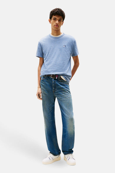 Blauw T-shirt met korte mouwen van TOMMY JEANS, gedragen met een blauwe jeans en witte sneakers