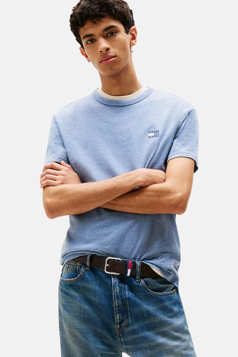 Blauw T-shirt met korte mouwen van TOMMY JEANS, gedragen met een spijkerbroek en een leren riem.