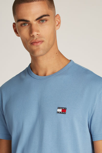 Blauw T-shirt met korte mouwen van TOMMY JEANS, met het vierkante logo aan de linkerkant.