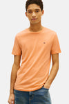 T-shirt orange à manches courtes de TOMMY JEANS, porté avec un jean décontracté.