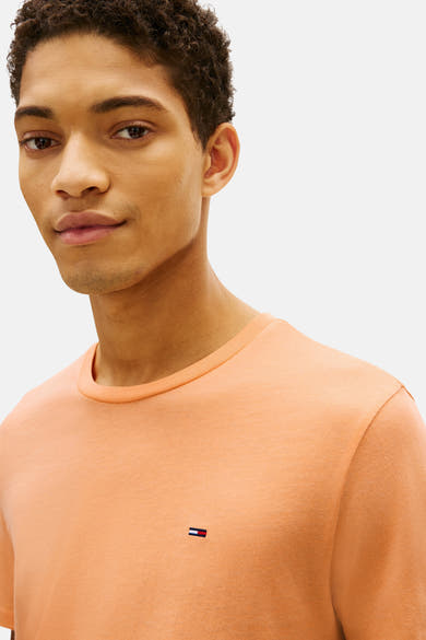 T-shirt orange à manches courtes de TOMMY JEANS, avec logo drapeau brodé sur le torse et encolure ras du cou.