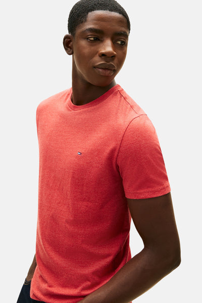 T-shirt rouge à manches courtes de TOMMY JEANS, en jersey chiné, porté par un homme regardant sur le côté.
