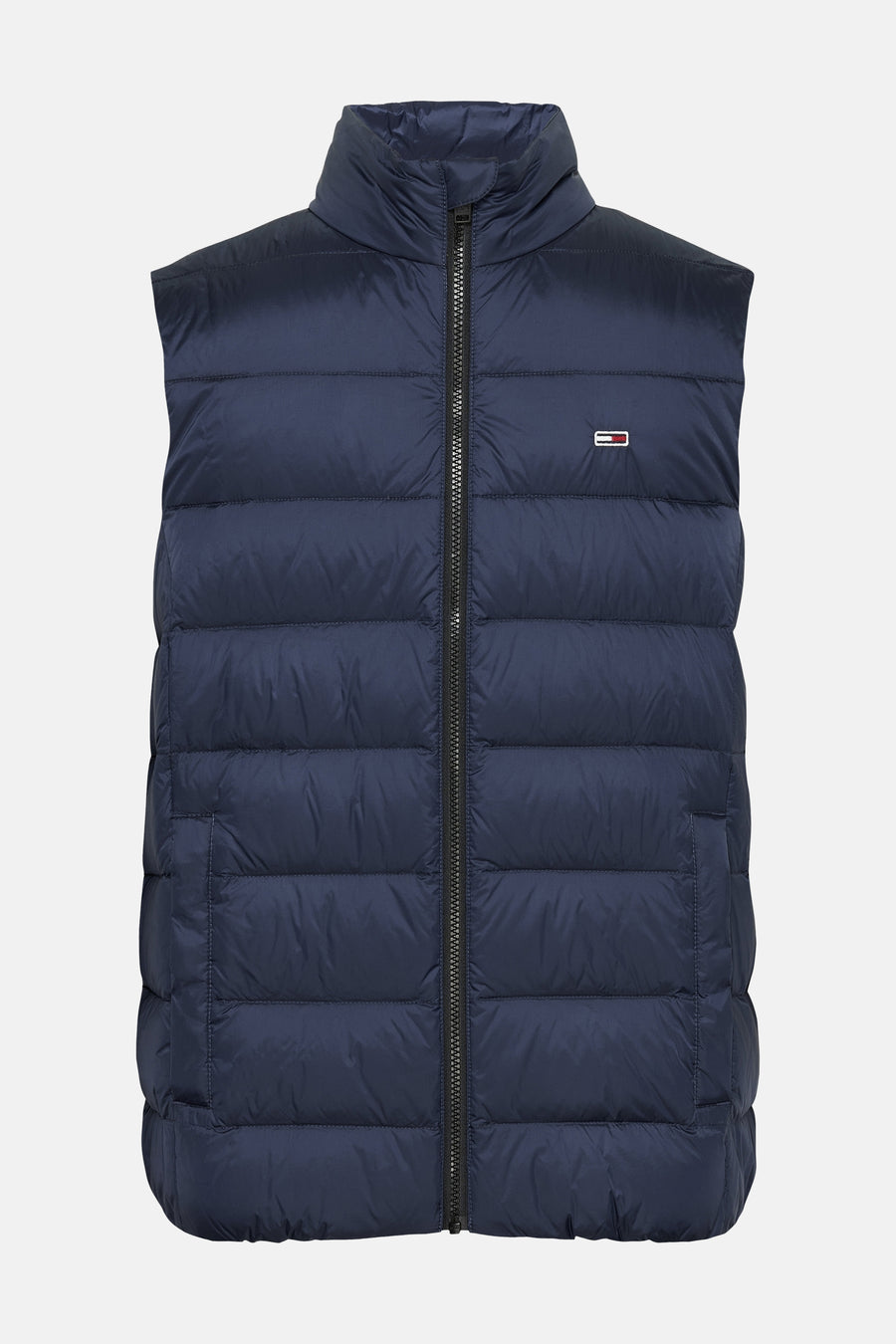 Blauwe mouwloze jas van TOMMY JEANS met volledige ritssluiting en logo op de borst.