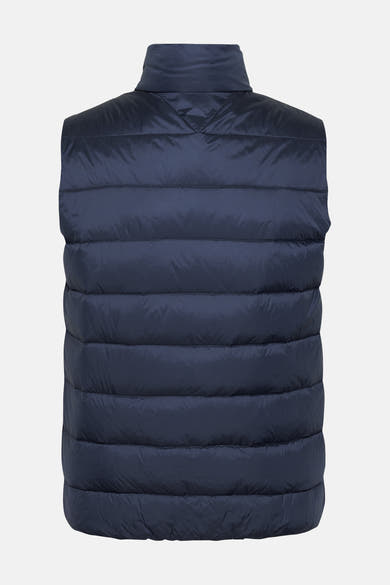 Blauwe mouwloze jas van TOMMY JEANS, gewatteerd en met opstaande kraag, van achteren gezien.