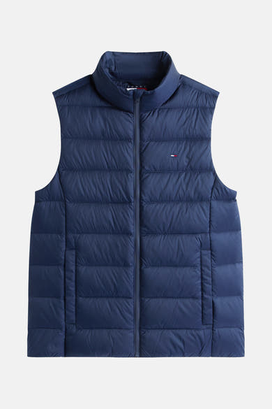 Blauwe mouwloze jas van TOMMY JEANS, met ritssluiting en discreet logo op de borst.