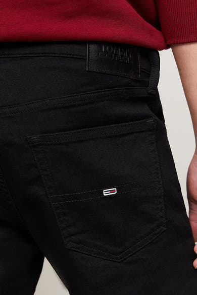 Jean fuselé noir de Tommy Jeans avec poche arrière et logo drapeau.