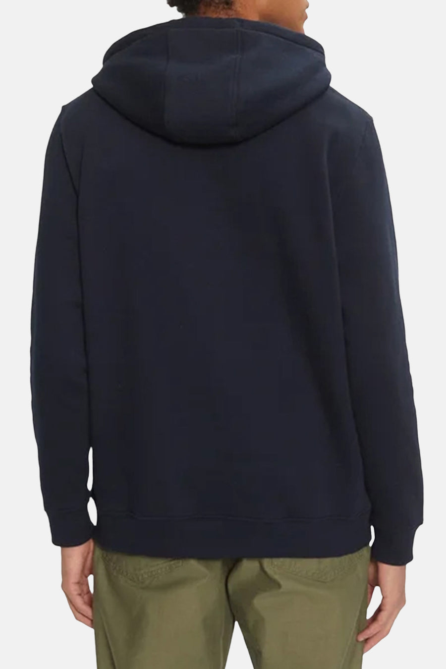 Sweat à capuche bleu par Tommy Jeans, avec capuche et coupe décontractée, porté avec un pantalon kaki.