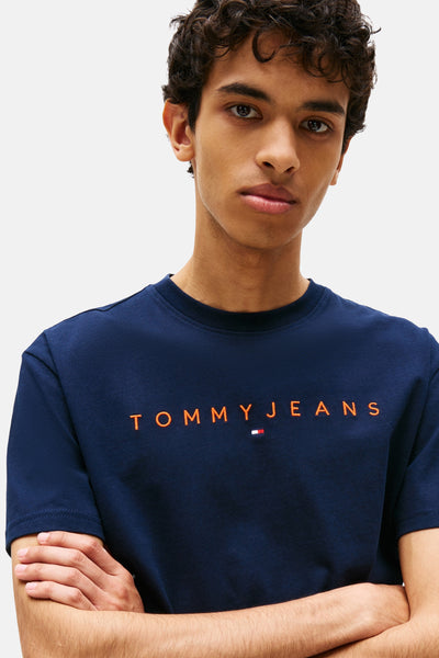 T-shirt bleu à manches courtes de Tommy Jeans avec logo orange sur le devant.