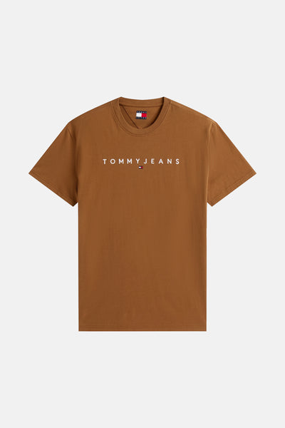 T-shirt marron à manches courtes de TOMMY JEANS, avec le logo de la marque sur le devant.